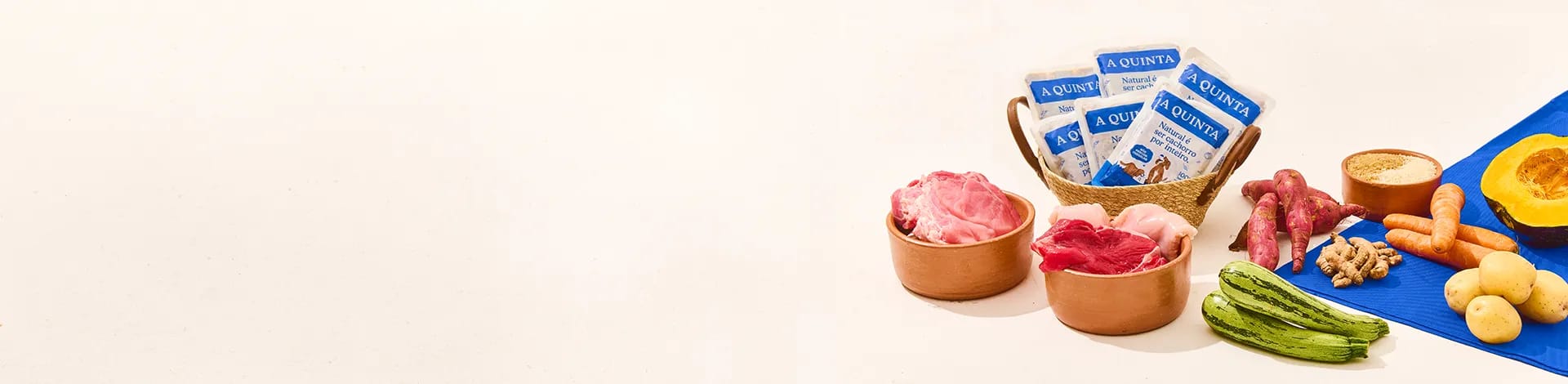 Família com cachorro aproveitando alimentação natural saudável da A Quinta