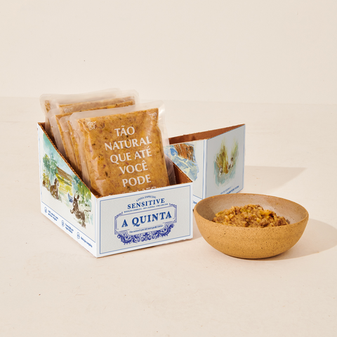 caixa-com-embalagens-da-dieta-natural-sensitive-para-caes-de-pele-sensivel-ou-sensibilidade-estomacal
